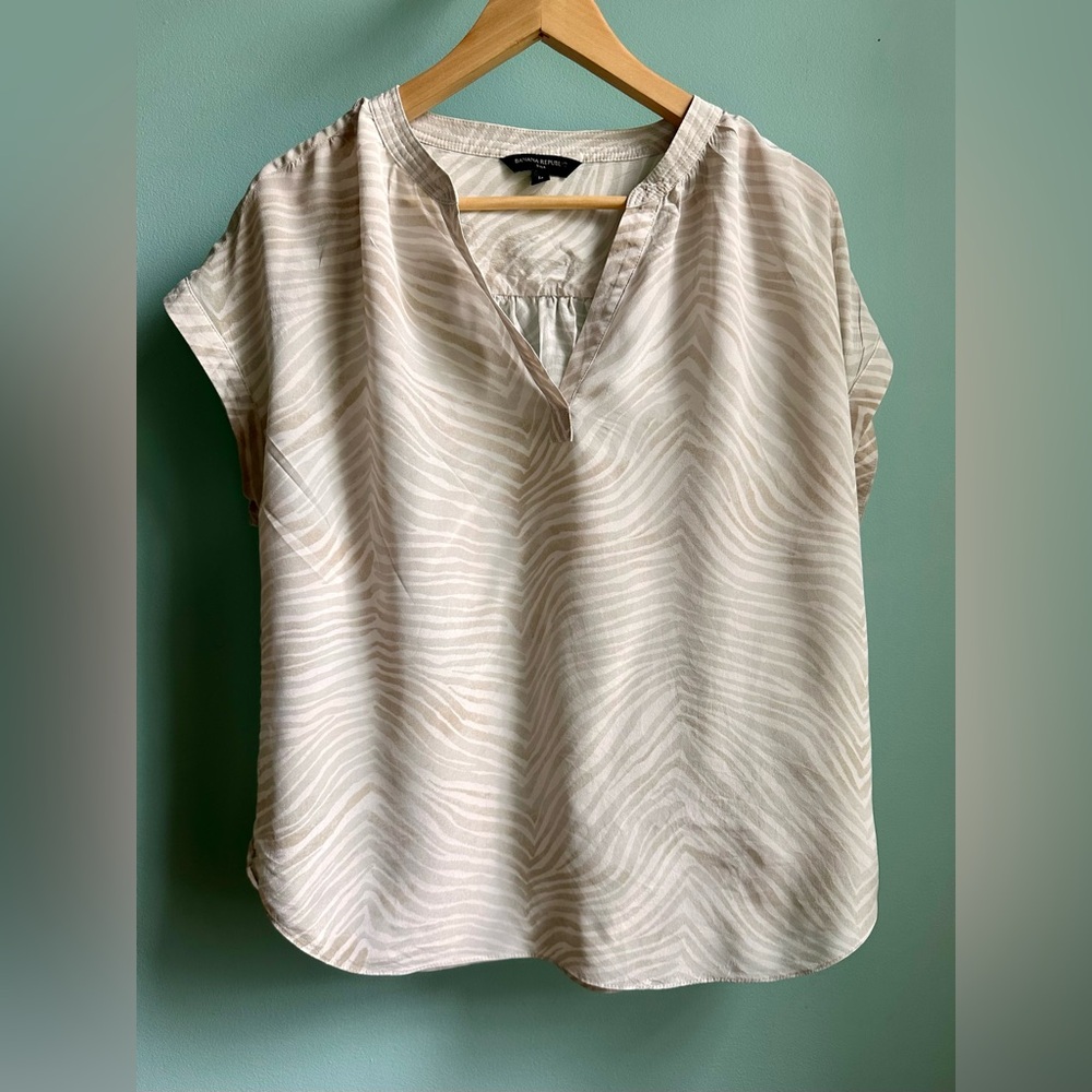 Banana Republic Women’s 100% Silk Zebra Print V- Neck Blouse, Cream, Size M